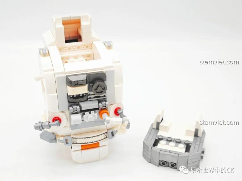 Lắp ráp phần thân của Figure Phi hành gia SEMBO, một món đồ chơi mô hình giá tốt.