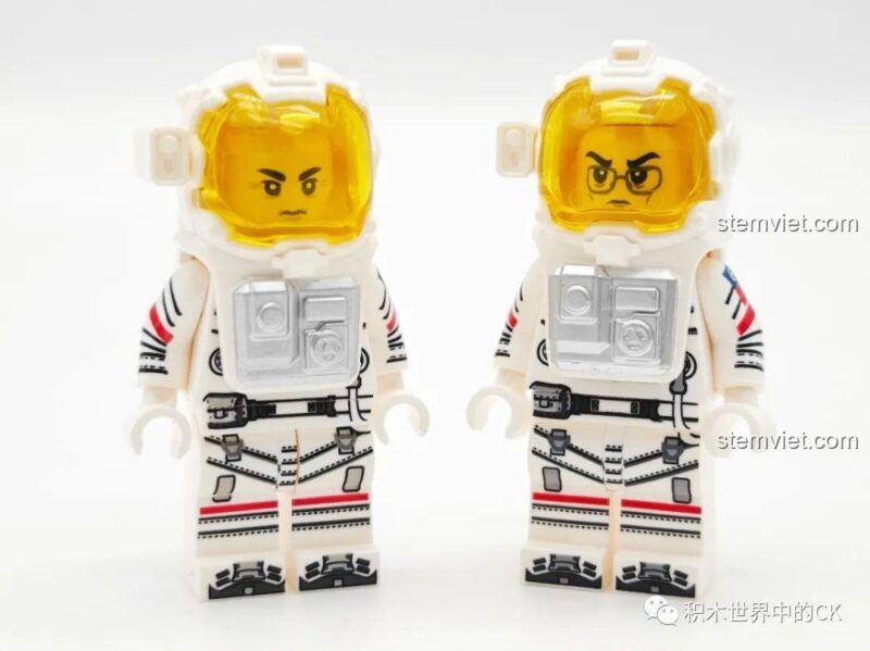 Hai minifigure phi hành gia đi kèm trong bộ xếp hình SEMBO 107103.