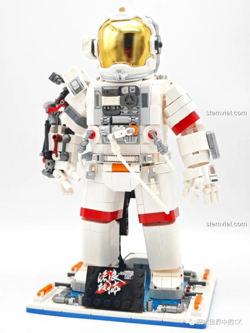Mô hình phi hành gia SEMBO 107103 được đặt trên đế trưng bày, một bộ lắp ráp Figure Phi hành gia tuyệt đẹp.