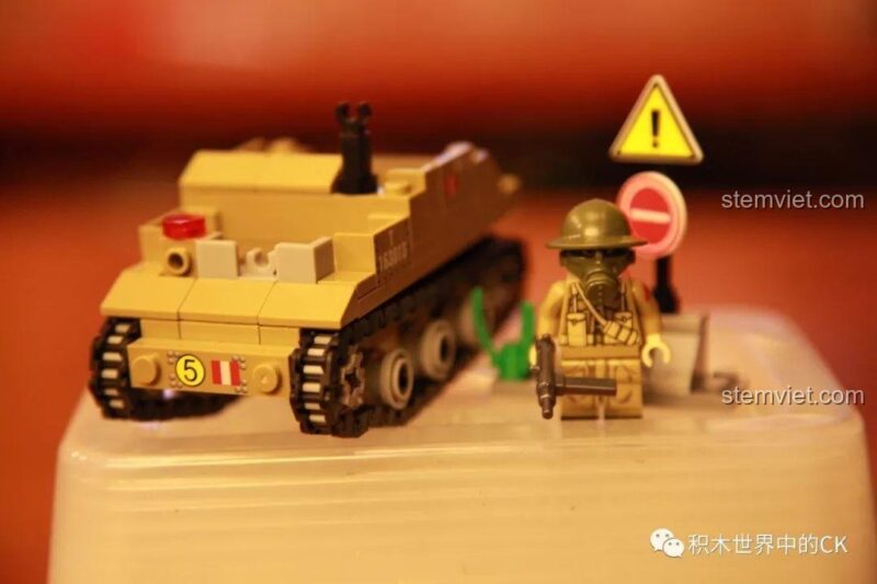Minifigure lính Anh cầm vũ khí trong bộ đồ chơi SEMBO 12668, tăng tính chân thực cho cảnh chiến đấu.