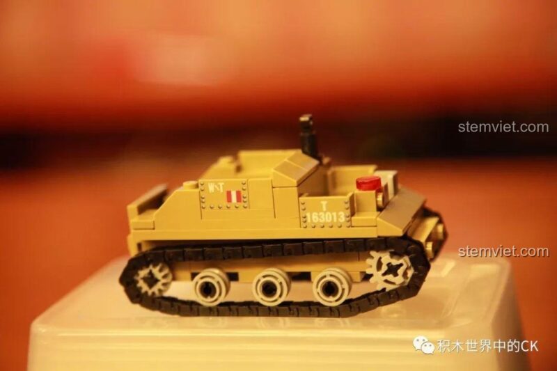 Mô hình xe bọc thép Bren Carrier lắp ráp từ bộ đồ chơi SEMBO 12668, chi tiết cao, phù hợp bé trai yêu thích quân sự.