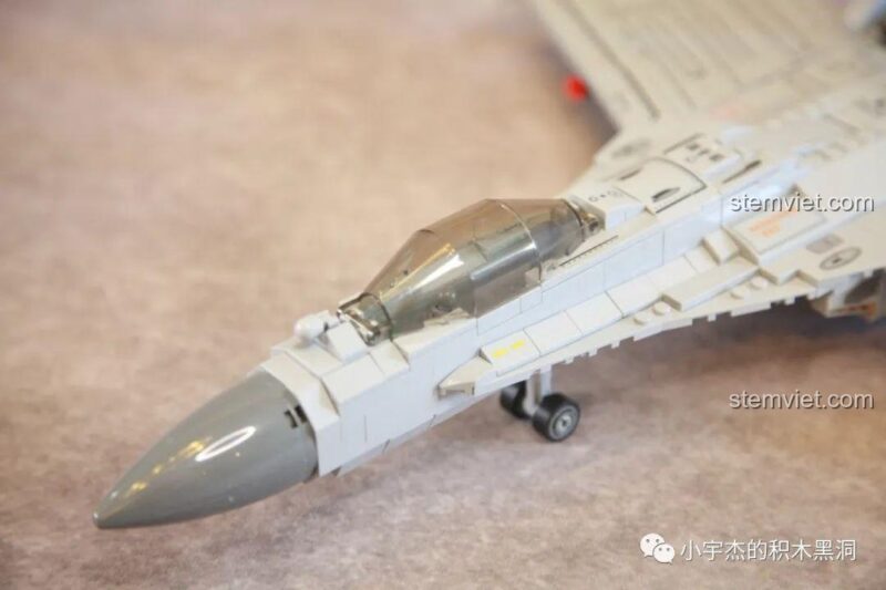 Buồng lái có thể mở của đồ chơi lắp ráp Máy bay tiêm kích J-11B, cho phép đặt minifigure vào bên trong.