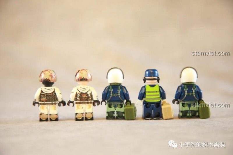 Mặt sau của các minifigures trong bộ xếp hình Máy bay tiêm kích J-11B, chi tiết in ấn sắc nét.