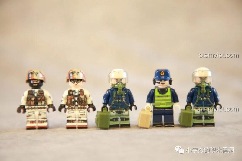 5 minifigures phi công đi kèm Chiến đấu cơ J-11B 2156, tăng thêm sự sống động cho bộ đồ chơi.