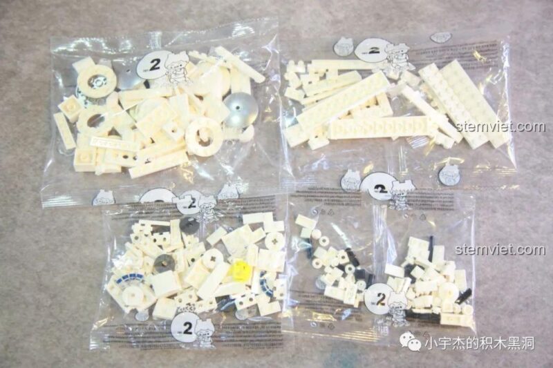 Phần thân chính của đồ chơi mô hình Trạm Vũ Trụ Trung Quốc 3324 đang dần hoàn thiện, thể hiện các chi tiết kết nối.