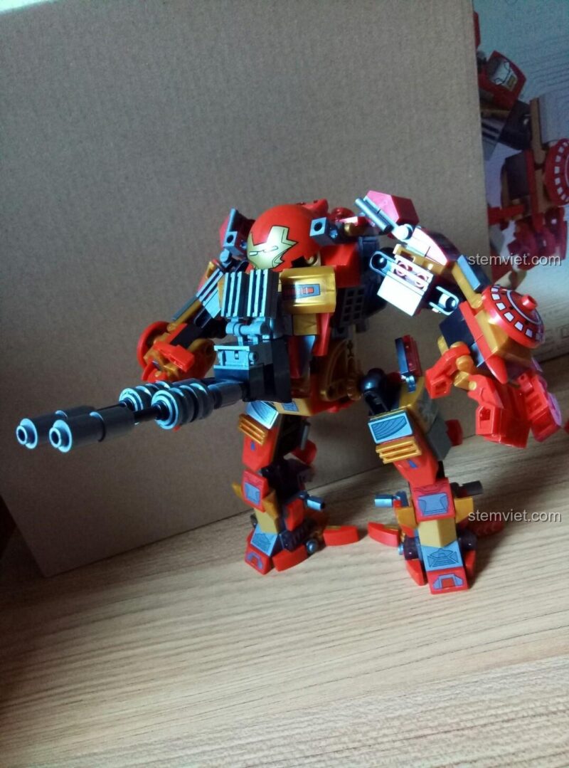 Góc nhìn nghiêng khi minifigure Iron Man ngồi trong buồng lái của Robot Hulkbuster.