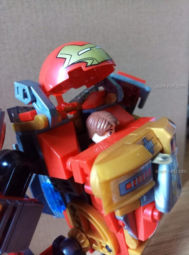 Cận cảnh đầu của minifigure Iron Man nhô ra từ buồng lái của bộ giáp Hulkbuster.