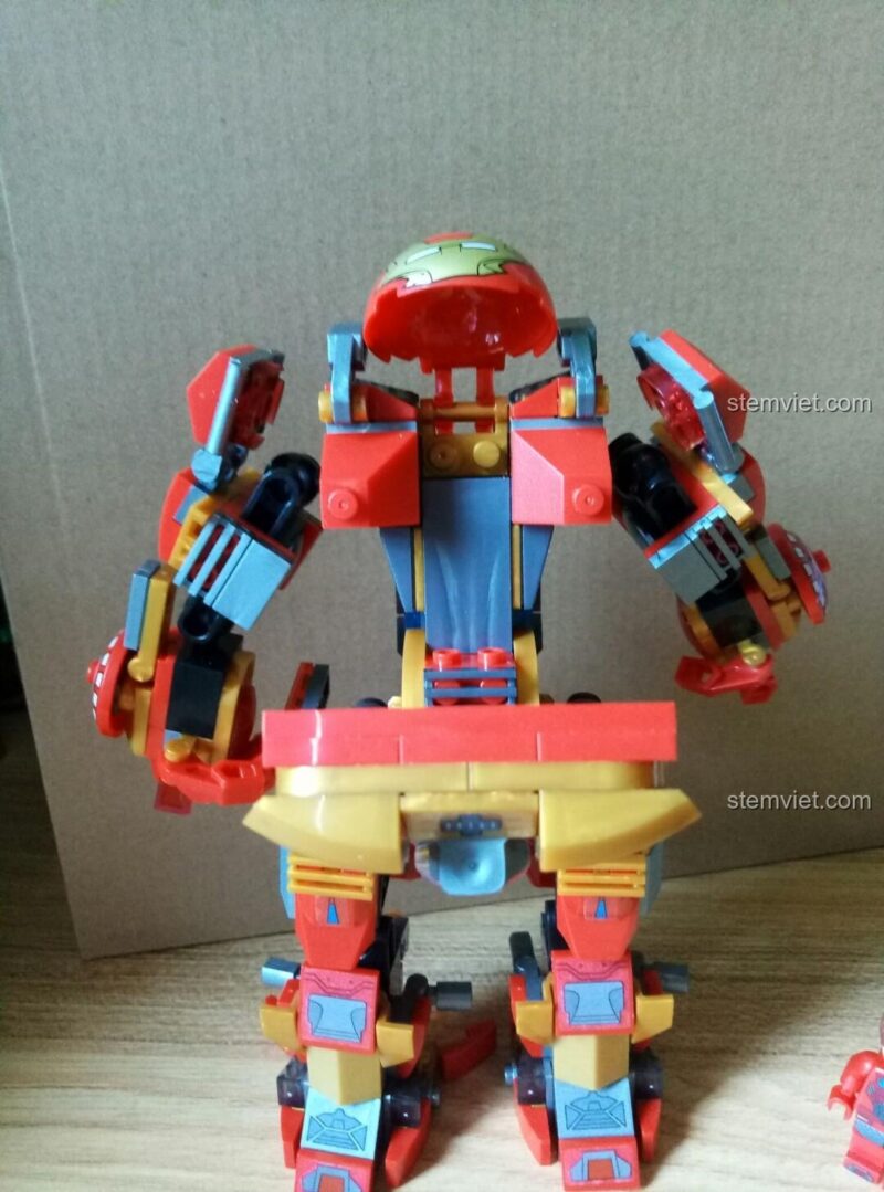 Buồng lái của Robot Hulkbuster MK16 đang mở ra, chuẩn bị cho minifigure Iron Man vào trong.