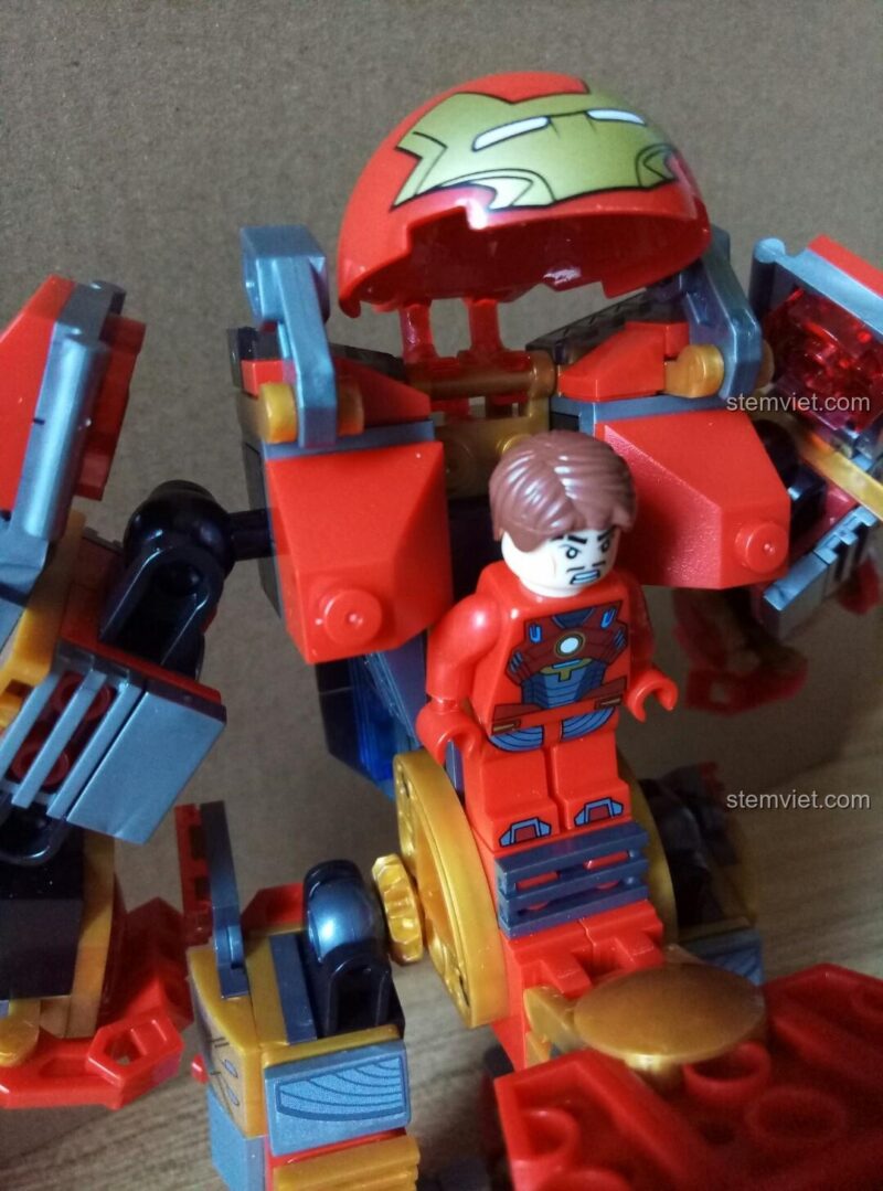 Minifigure Iron Man được đặt vào bên trong buồng lái của Mecha Hulkbuster Sembo 60001.