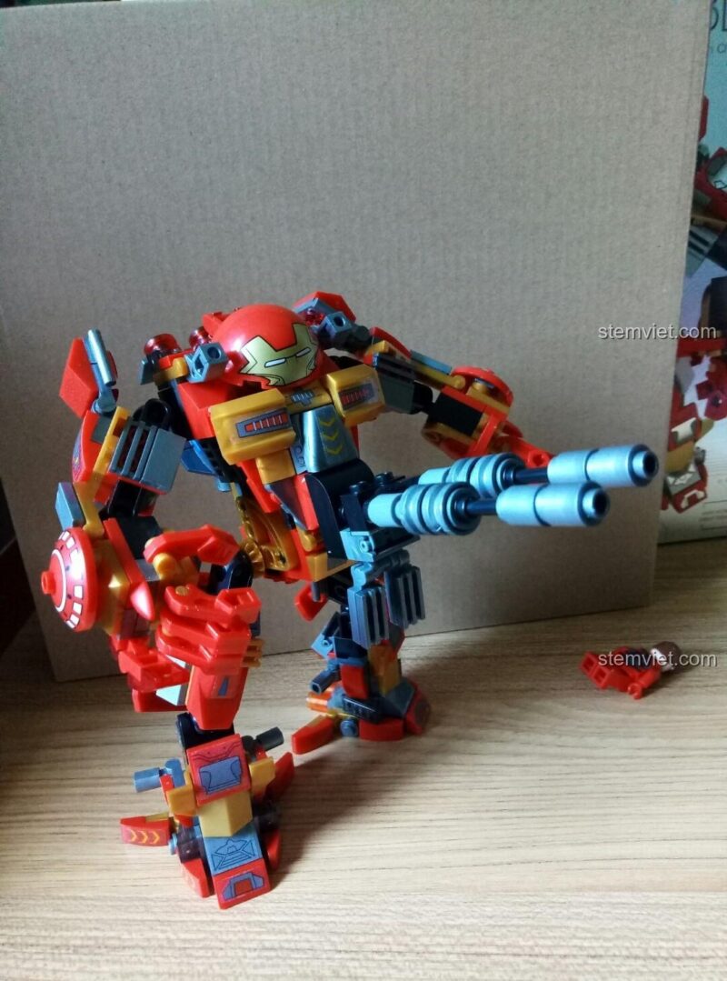 Mô hình Mecha Hulkbuster tạo dáng chiến đấu, gắn thêm ụ súng vào tay.
