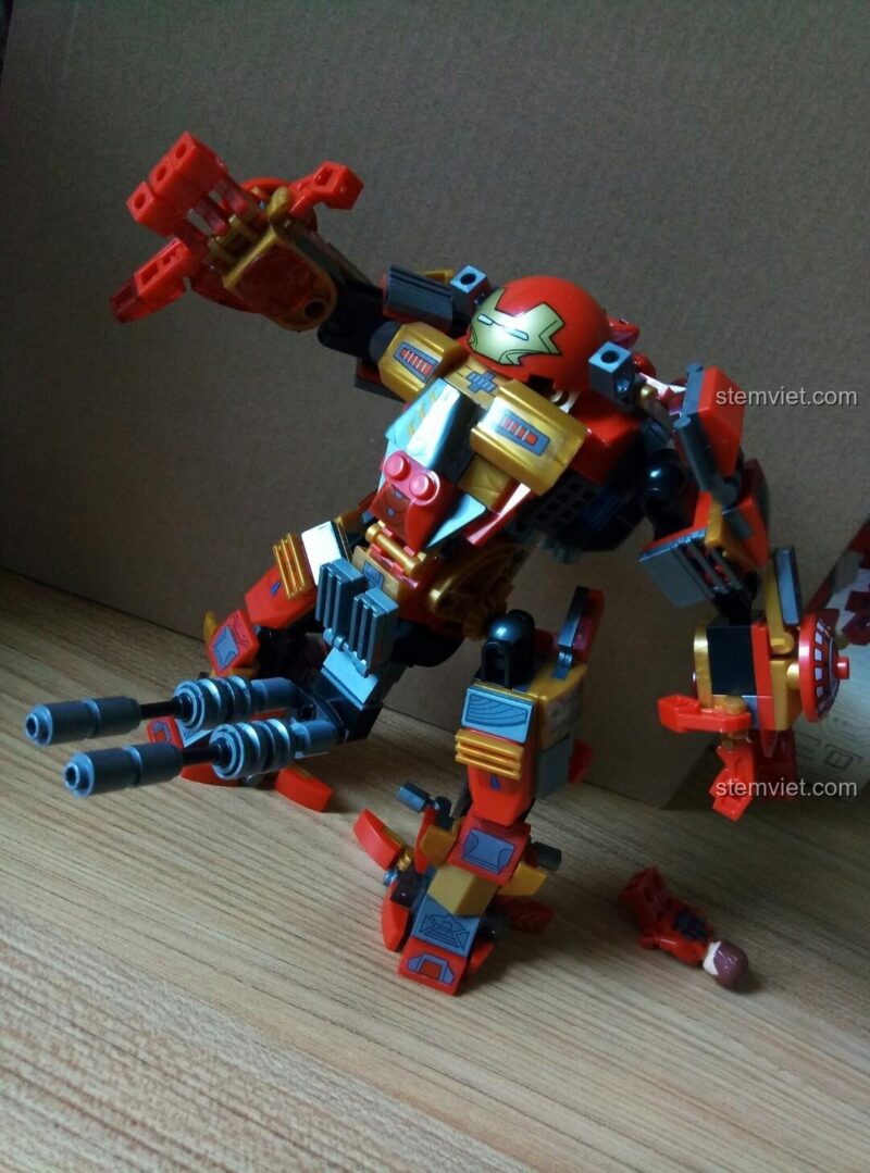 Bộ lắp ráp Hulkbuster MK16 trong tư thế hành động, một chân co lên, thể hiện sự linh hoạt của các khớp.