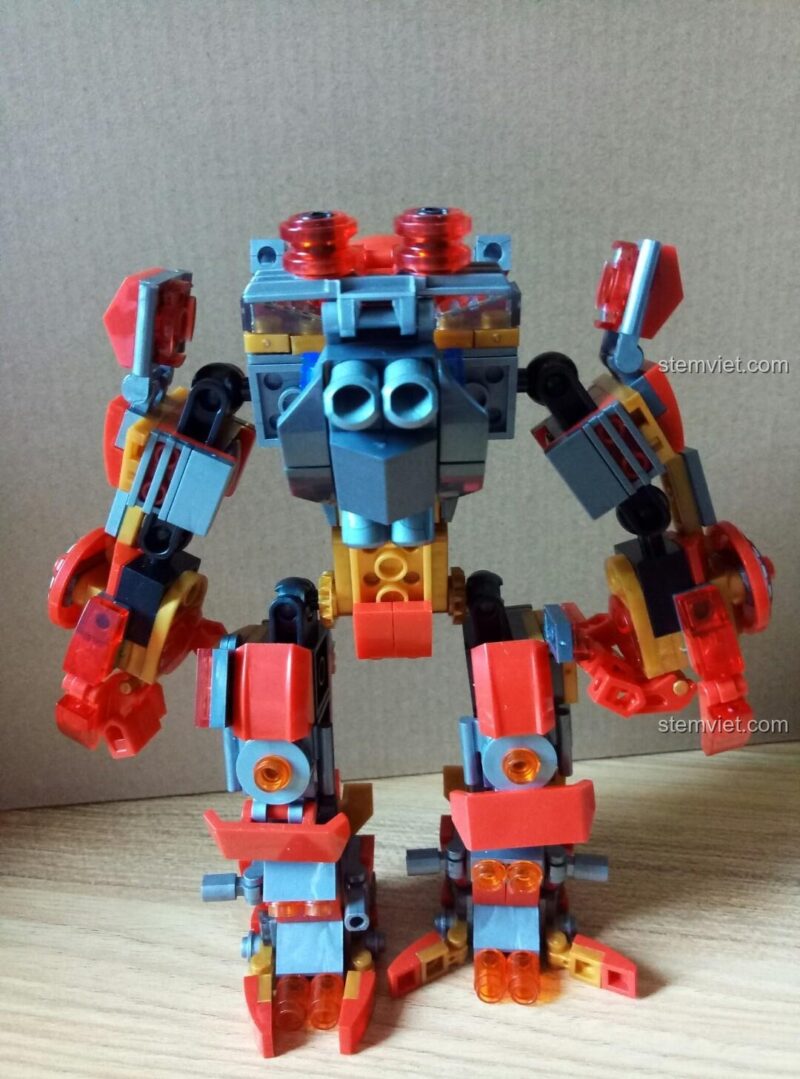 Chi tiết phần hông và chân của mô hình Hulkbuster MK16, cho thấy các lớp giáp và khớp nối.