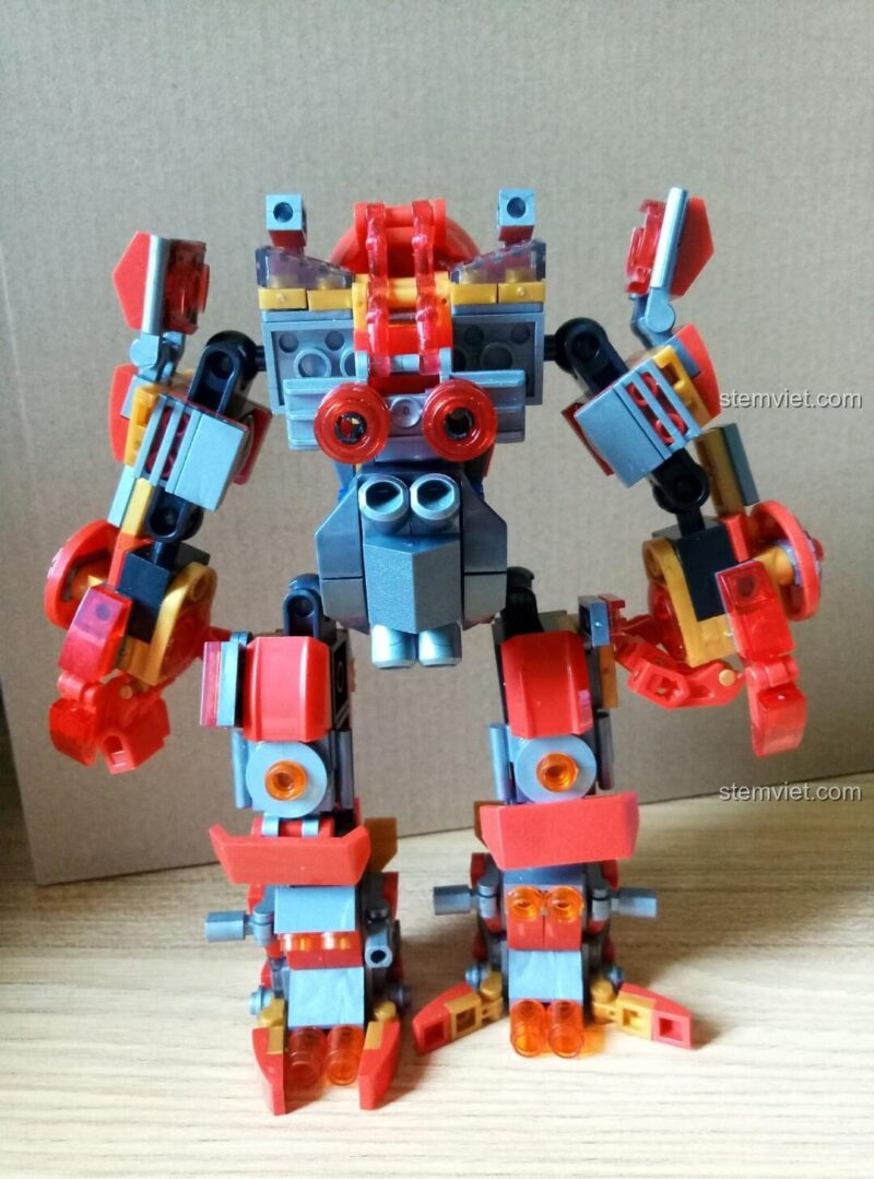 Cận cảnh phần vai và cánh tay của bộ lắp ráp Hulkbuster Sembo, với các chi tiết giáp và khiên tròn.