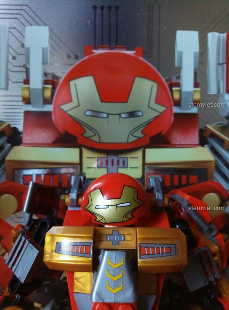 Khung xương của bộ lắp ráp Robot Hulkbuster MK16 đang trong quá trình lắp, chưa có các lớp giáp bên ngoài.