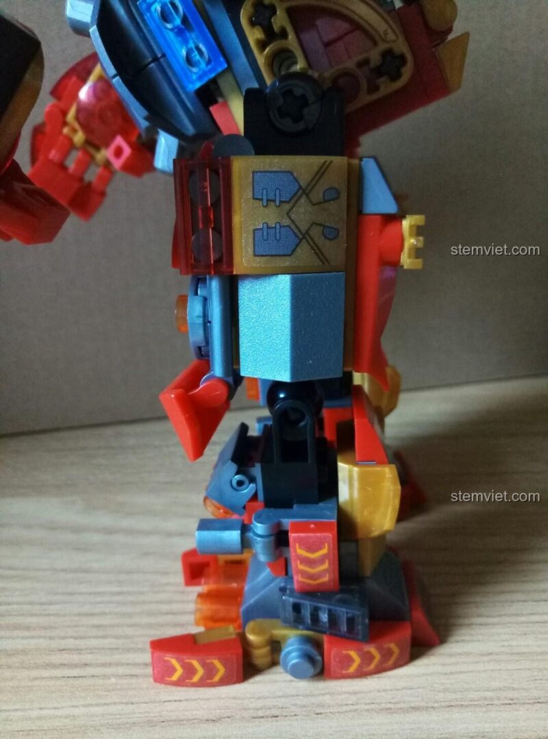 Chi tiết khớp tay và bàn tay có thể cử động của mô hình Mecha Hulkbuster 60001.
