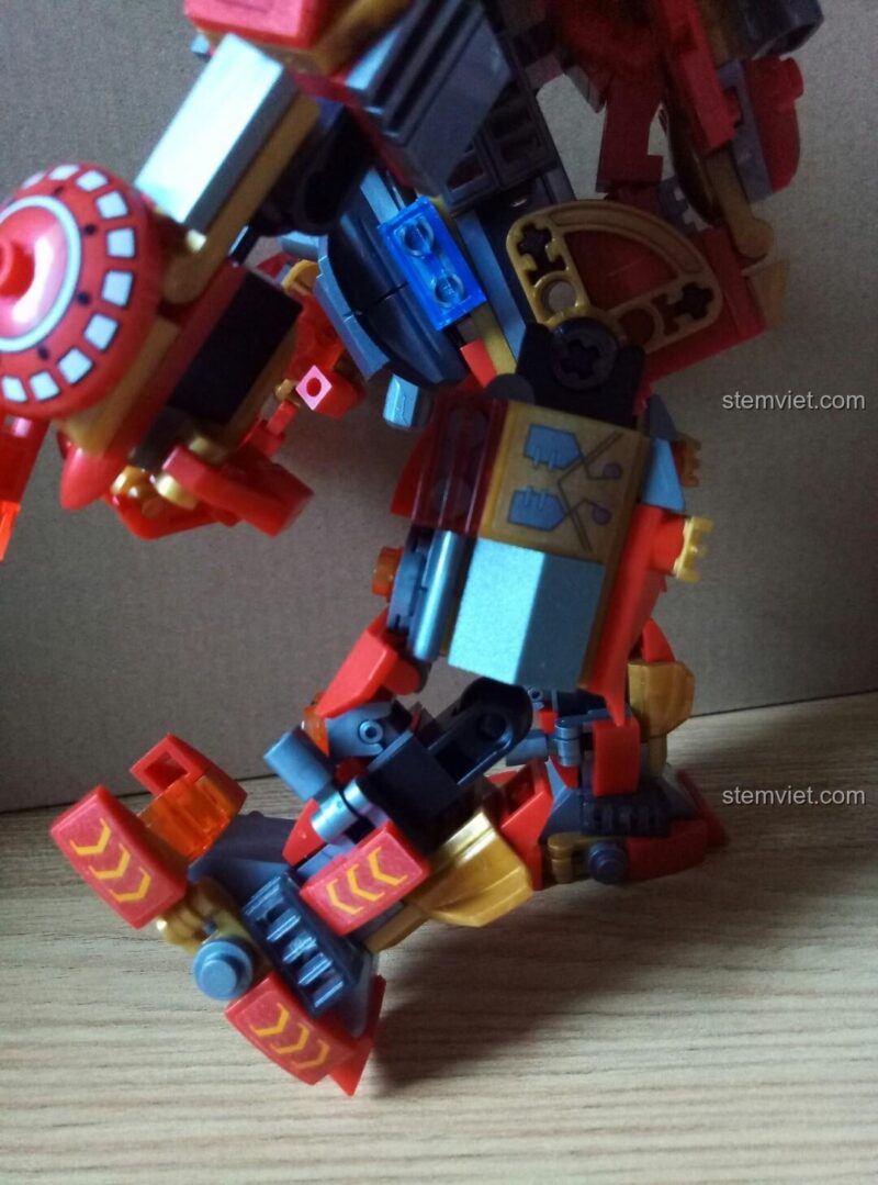 Góc nhìn từ bên hông của chân Robot Hulkbuster, thể hiện các chi tiết decal và thiết kế khớp gối.