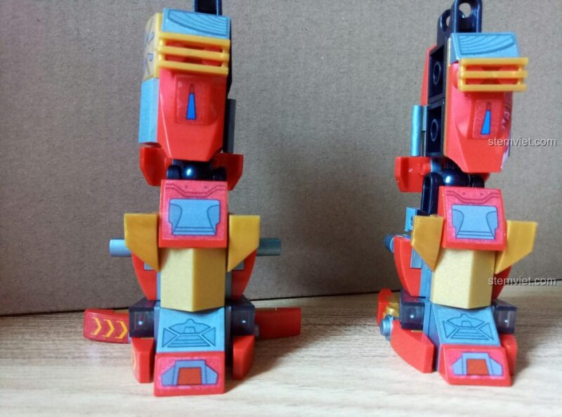 Hai chân của Mecha Hulkbuster đang trong quá trình lắp ráp, nhìn từ phía trước.
