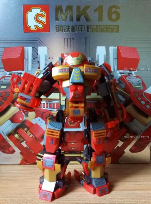 Ảnh chụp thực tế bộ xếp hình Sembo 60001 Hulkbuster MK16 đã lắp ráp hoàn chỉnh, đứng hiên ngang trước vỏ hộp sản phẩm.