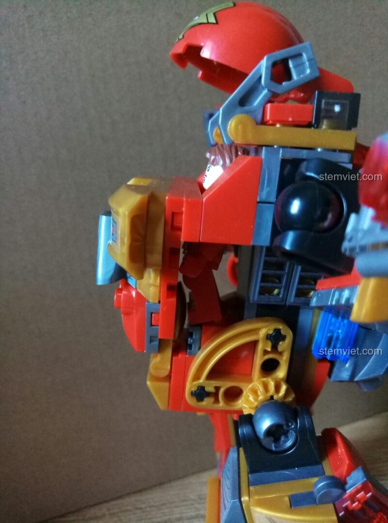 Góc nhìn trực diện khi minifigure Iron Man đang điều khiển bộ giáp Hulkbuster.