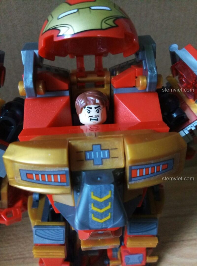 Ảnh chụp cận cảnh phần đầu và ngực của Mecha Hulkbuster 60001, cho thấy chi tiết mặt nạ và các mảnh giáp vàng.