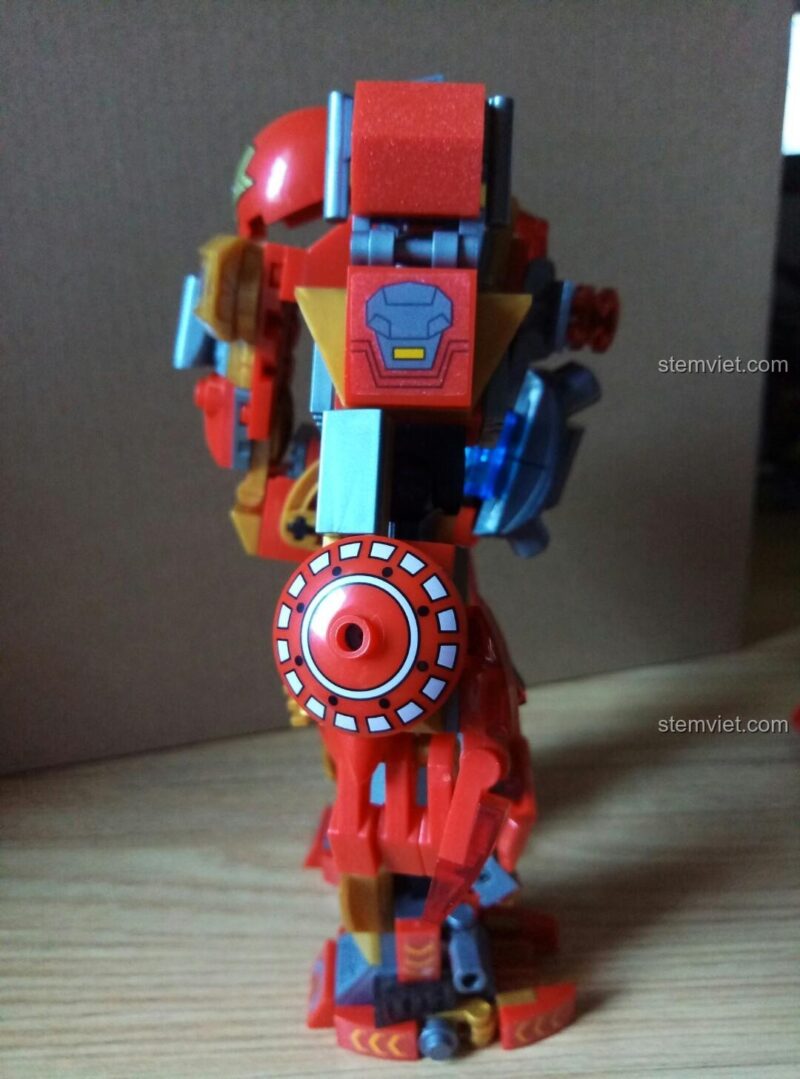 Mặt sau khung xương của đồ chơi mô hình Mecha Hulkbuster 60001, cho thấy các khớp nối và cấu trúc bên trong.