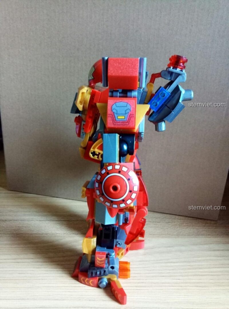 Minifigure Iron Man đi kèm bộ xếp hình Sembo 60001 và ụ súng nòng đôi, một phụ kiện thú vị cho bé trai.