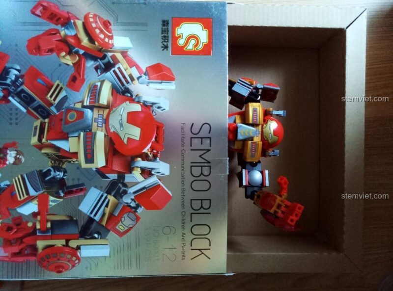 Hình ảnh hộp đồ chơi mô hình Sembo 60001 và sản phẩm Mecha Hulkbuster đã được lắp ráp một phần bên trong.