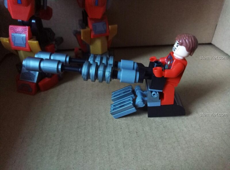 Một góc nhìn khác về khớp nối cánh tay của Robot Hulkbuster, thể hiện sự linh hoạt của mô hình.