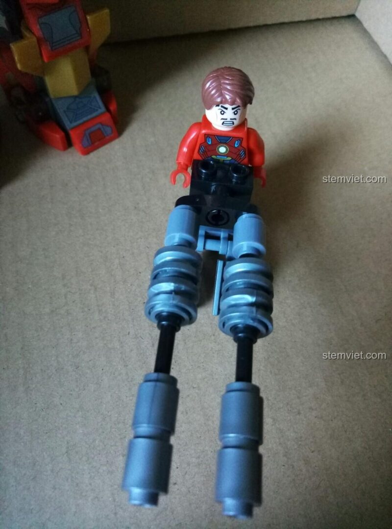 Ảnh chụp Mecha Hulkbuster Sembo 60001 từ phía sau bên hông, làm nổi bật các chi tiết động cơ và giáp lưng.