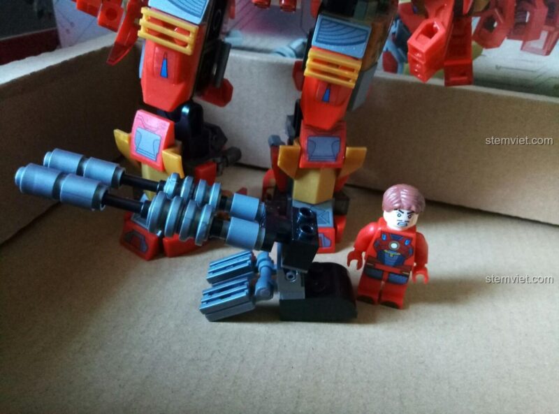 Ảnh chụp Robot Hulkbuster MK16 từ góc nghiêng bên hông, khoe chi tiết tấm khiên tròn trên vai và cấu trúc chân.