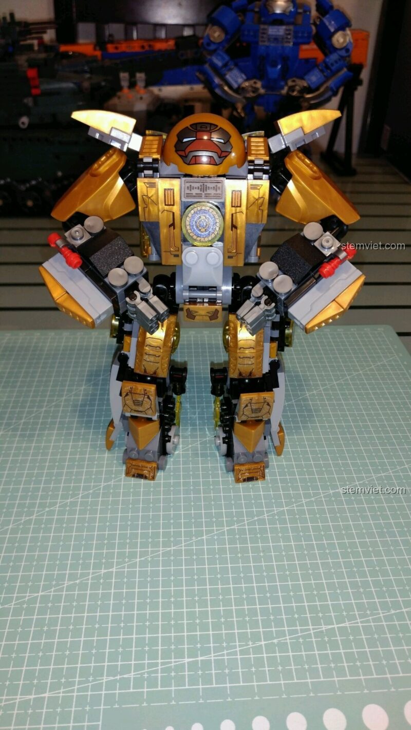 Góc nhìn nghiêng của mô hình Robot Người Sắt MK24.