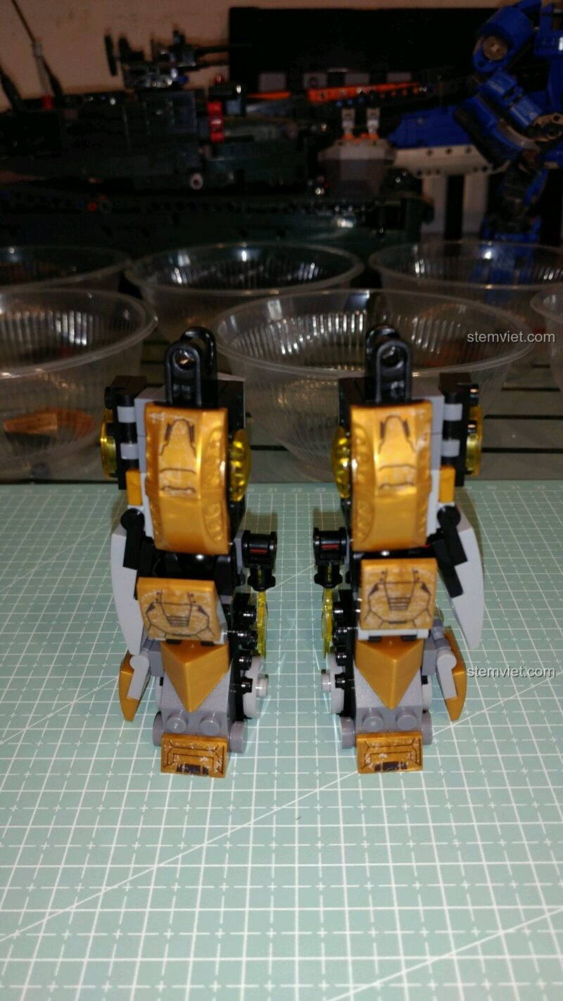 Hai chân của bộ giáp Người Sắt MK24 đã được lắp ráp xong.