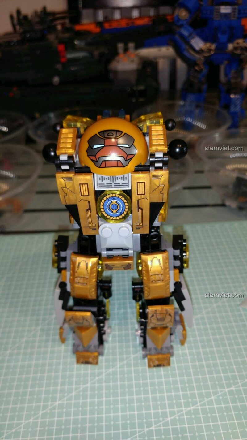 Mô hình Robot Người Sắt MK24 Sembo Block 60003 đã hoàn thiện, đứng hiên ngang.