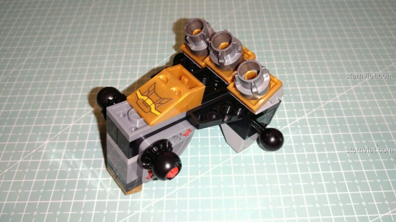 Phần thân trên của Robot Người Sắt MK24 đang trong quá trình lắp ráp.