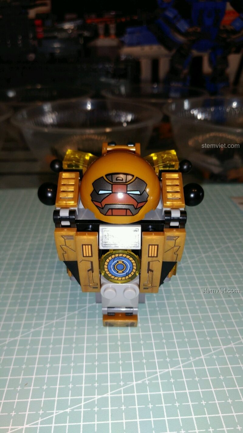 Chi tiết lò phản ứng hồ quang trên ngực của bộ giáp Hulkbuster 60003.