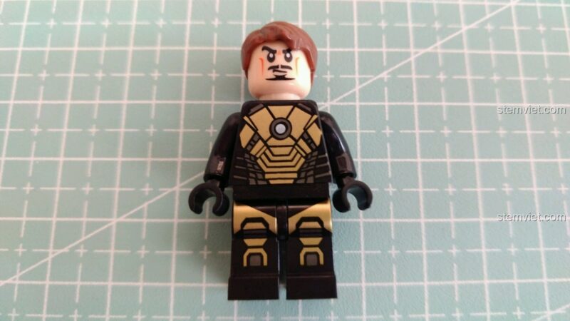 Mô hình minifigure Tony Stark trong bộ đồ chơi Sembo 60023 với chi tiết in sắc nét.