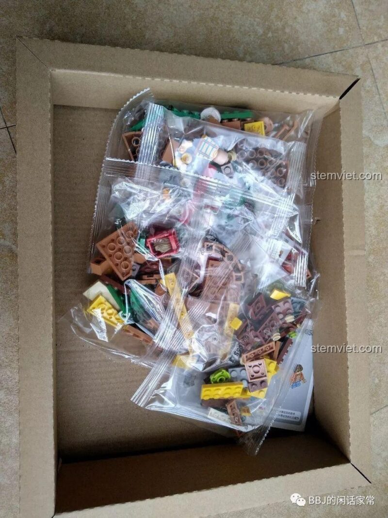 Bên trong hộp bộ lắp ráp Cửa hàng Hamburger là các túi chi tiết bằng nhựa trong suốt.