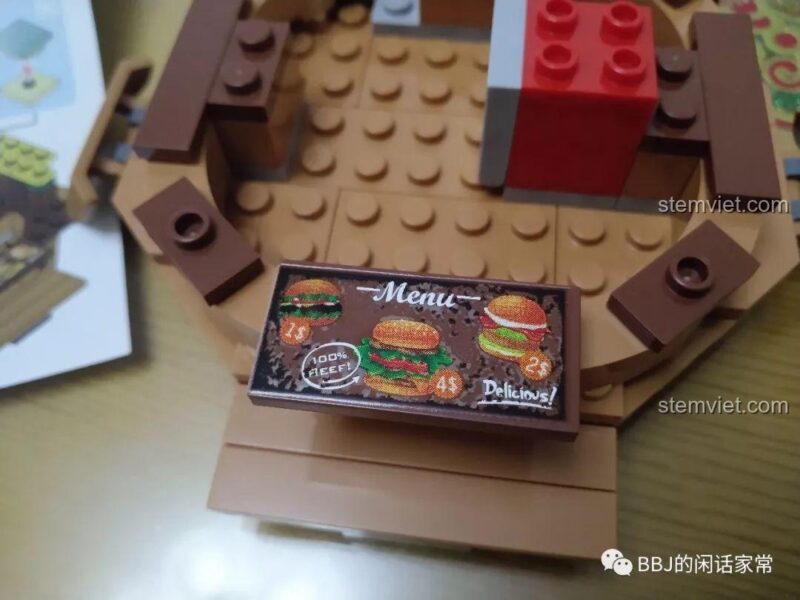 Chi tiết bảng menu của mô hình lắp ghép Sembo 601055 với hình ảnh các loại burger và giá tiền.