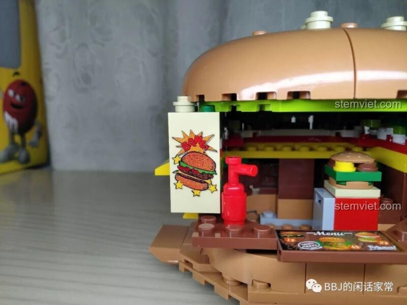 Cận cảnh chi tiết trang trí và chai tương cà ở mặt tiền của tiệm burger Sembo 601055.