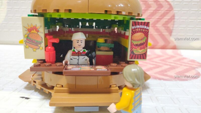 Mô hình Cửa hàng bánh Hamburger Sembo 601055 nhìn từ góc khác, món quà sáng tạo cho bé. Bộ lắp ráp Cửa hàng bánh Hamburger.