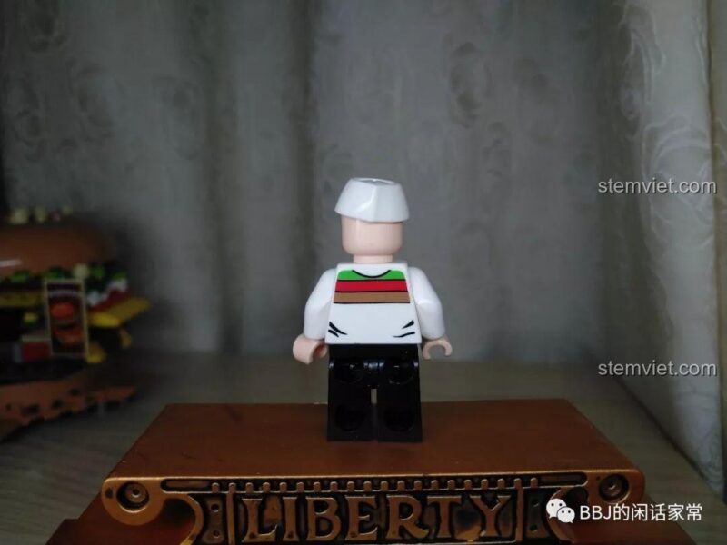 Mặt sau của minifigure đầu bếp trong bộ Quầy bán Hamburger 601055, có họa tiết trang trí.