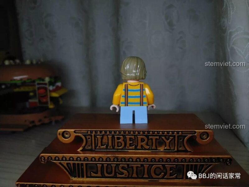 Mặt sau của minifigure khách hàng nhí trong bộ đồ chơi xếp hình Mô hình quán ăn vặt 601055.