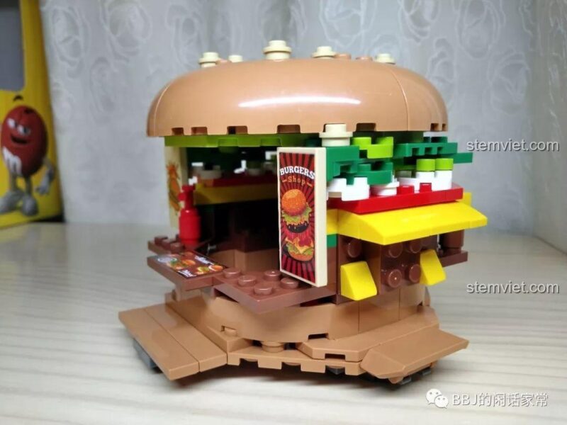 Góc nhìn bên phải của bộ đồ chơi Tiệm Burger mini Sembo 601055, thấy rõ các lớp 'rau' và 'phô mai'.