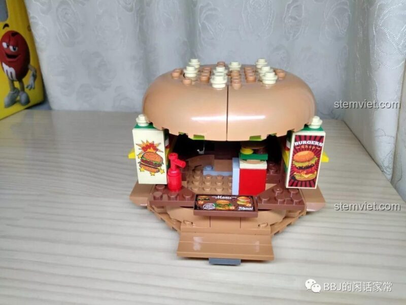 Mô hình Cửa hàng Hamburger Sembo 601055 đã lắp ráp hoàn chỉnh, nhìn từ phía trước.