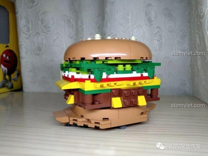 Mặt sau của mô hình lắp ghép Cửa hàng Hamburger 601055, thể hiện cấu trúc hình bánh burger.