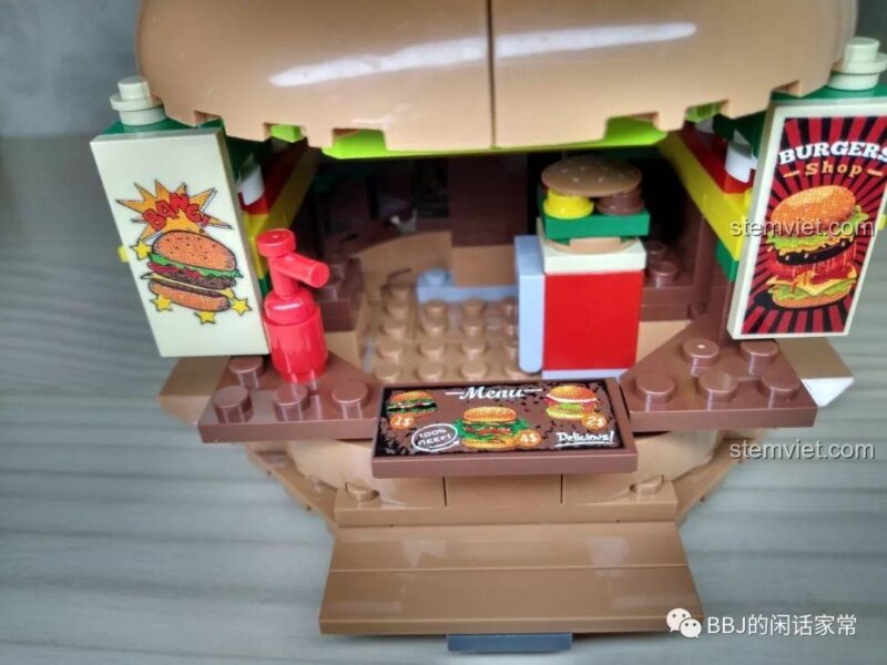 Toàn cảnh phía trước của bộ đồ chơi Sembo 601055 với bảng menu và lối vào cho khách.