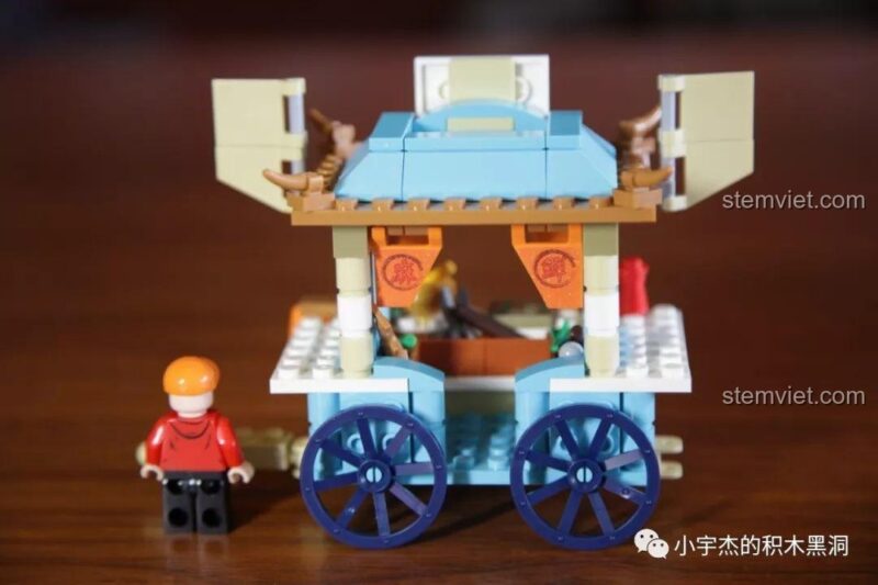 Mô hình xe bán lẩu cay Sembo 601115 hoàn thiện, với các chi tiết như nồi lẩu, biển hiệu, đồ ăn.