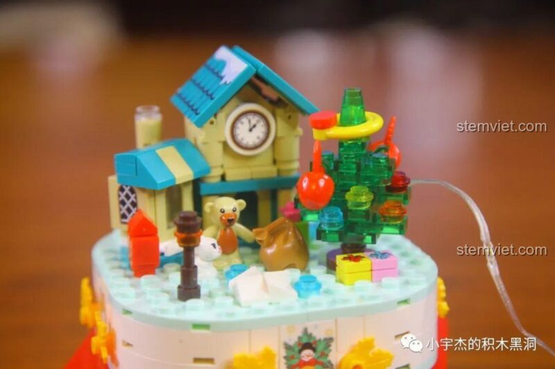Mô hình Sembo 601162 nhìn từ phía sau, cho thấy chi tiết ngôi nhà.