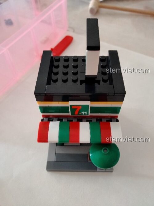 Mô hình Cửa Hàng Tiện Lợi Sembo 601510 giá rẻ đã hoàn thiện, nhìn từ phía trước với mái hiên và logo 7-11.