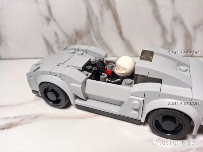 Buồng lái của xe đua Sembo 607027 với minifigure bên trong.